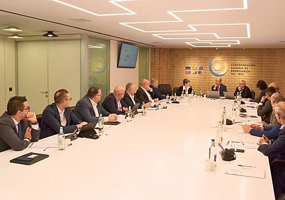 Reunión en la sala de la CCE.