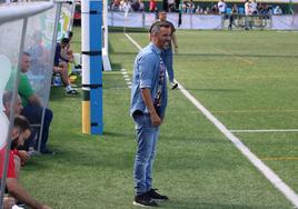 Ángel López da órdenes a sus jugadores durante un encuentro disputado en el Campo Atlántico.