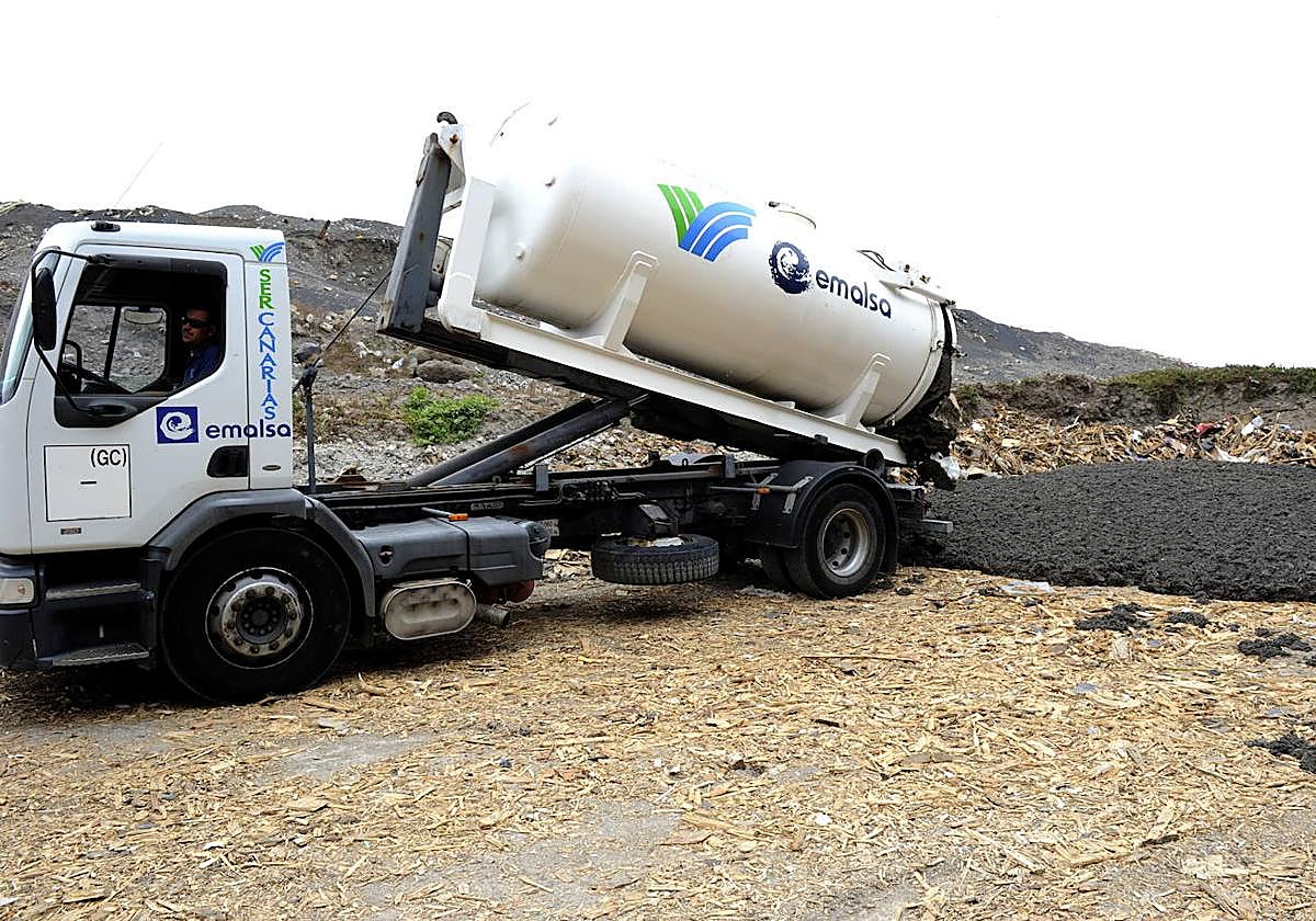 Imagen de 2011 de un depósito de lodos en el antiguo vertedero de Salto del Negro .
