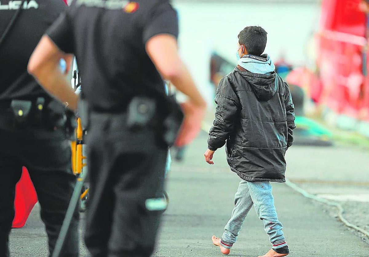 Los menores migrantes que llegan a las islas superan la capacidad de acogida de Canarias.