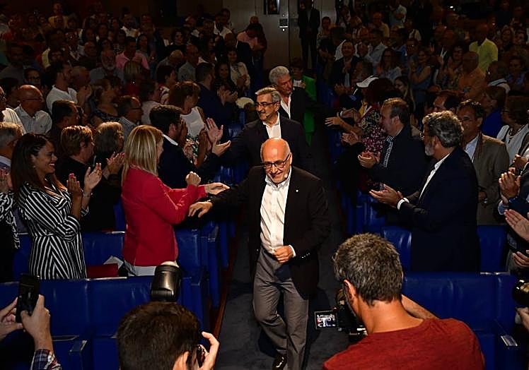Morales entrando al Teatro Cuyás seguido por Rodríguez y Quevedo.
