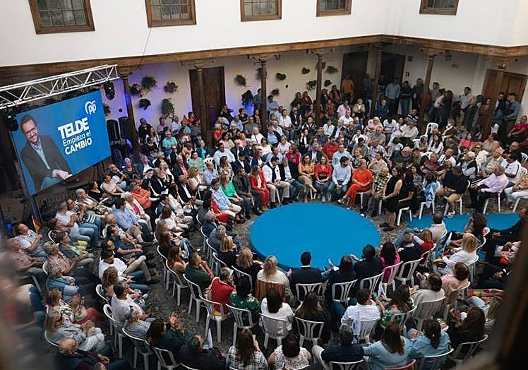 Imagen principal - Más imágenes del acto del PP celebrado en la Casa Condal de San Juan.