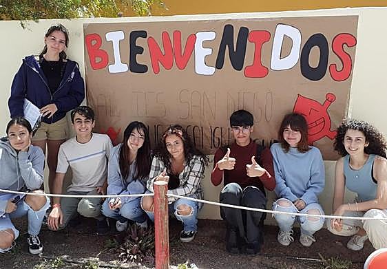 Las alumnas y los alumnos que participaron en la campaña de donación de sangre en el IES San Diego de Alcalá con el cartel que hicieron para dar la bienvenida a los donantes.
