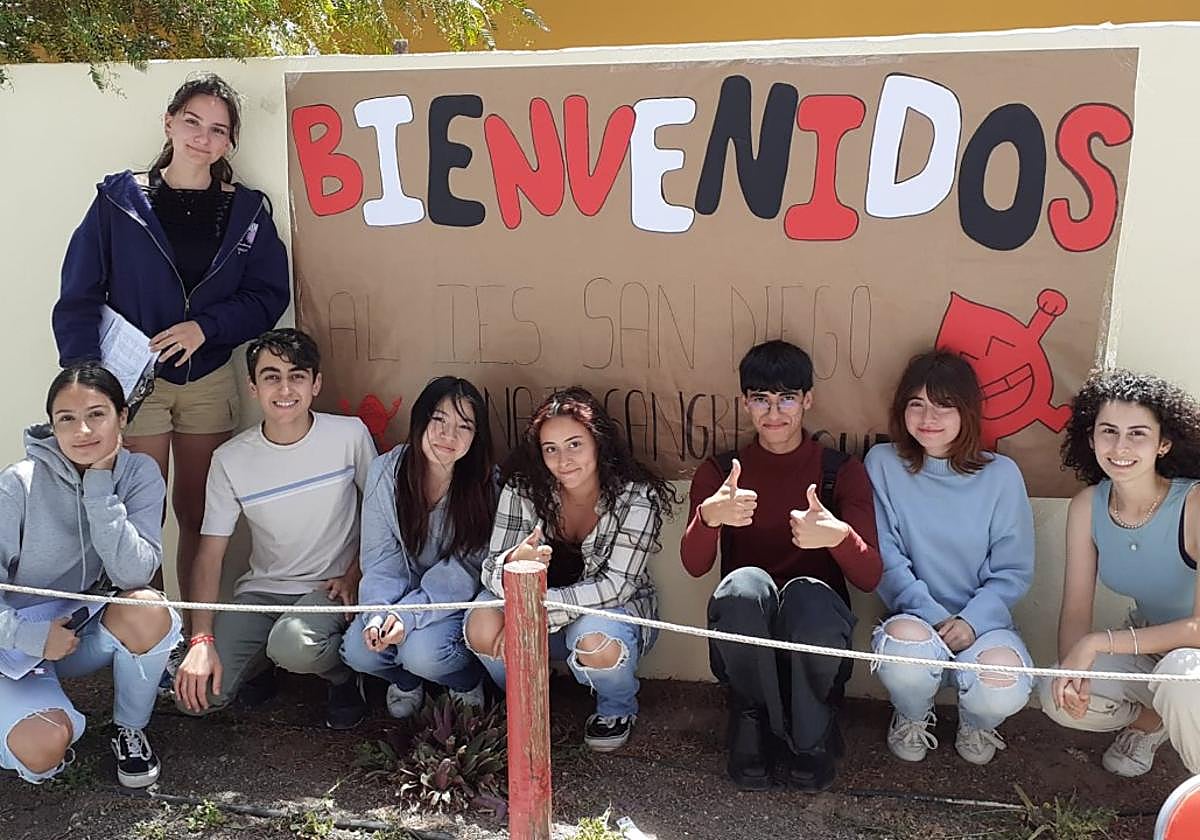 Las alumnas y los alumnos que participaron en la campaña de donación de sangre en el IES San Diego de Alcalá con el cartel que hicieron para dar la bienvenida a los donantes.