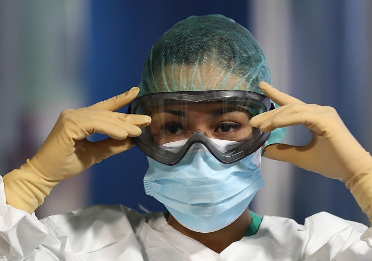 Una enfermera de la UMI del Insular se protege del covid.