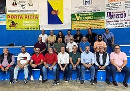 Augusto Hidalgo, en el centro, abajo, con directivos de los clubes de lucha canaria.
