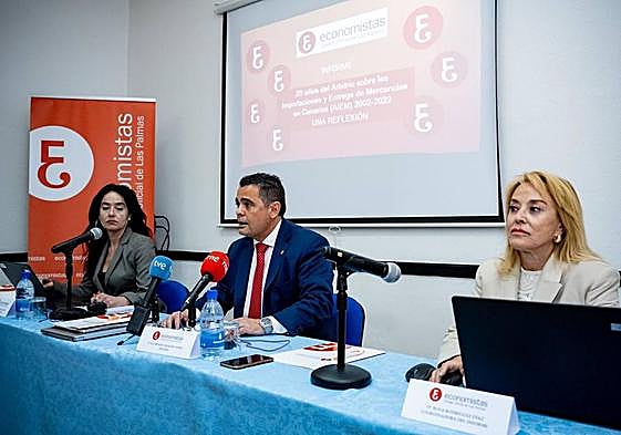 El presidente del Colegio de Economistas de Las Palmas, Alcibiades Trancho, y la coordinadora del estudio, Rosa Rodríguez, en la presentación del informe.