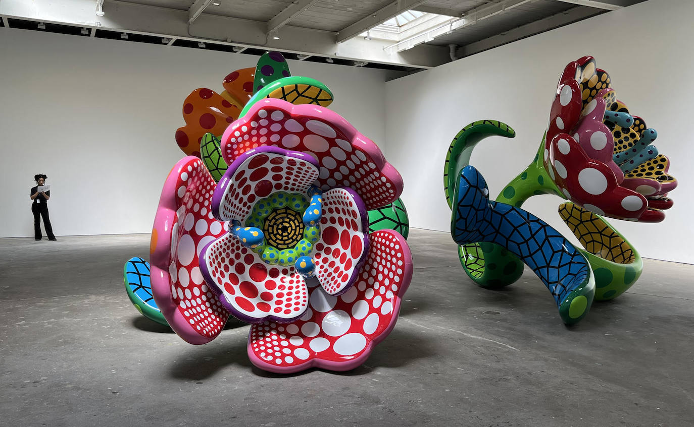 Fotografía que muestra la exposición de la artista japonesa Yayoi Kusama en la galería David Zwirner de Nueva York (EE.UU.). La reconocible creatividad de la artista japonesa Yayoi Kusama llena desde este miércoles una galería de Nueva York, donde sus enormes esculturas de flores y calabazas y una de sus famosas habitaciones de espejos infinitos prometen convocar multitudes.