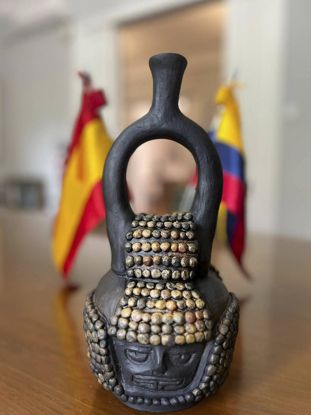 Ecuador donará réplicas de una vasija de la cultura prehispánica Mayo-Chinchipe, datada en torno al 3.500-3.350 a.C. y usada como recipiente para el cacao, a cuatro museos del chocolate en España.