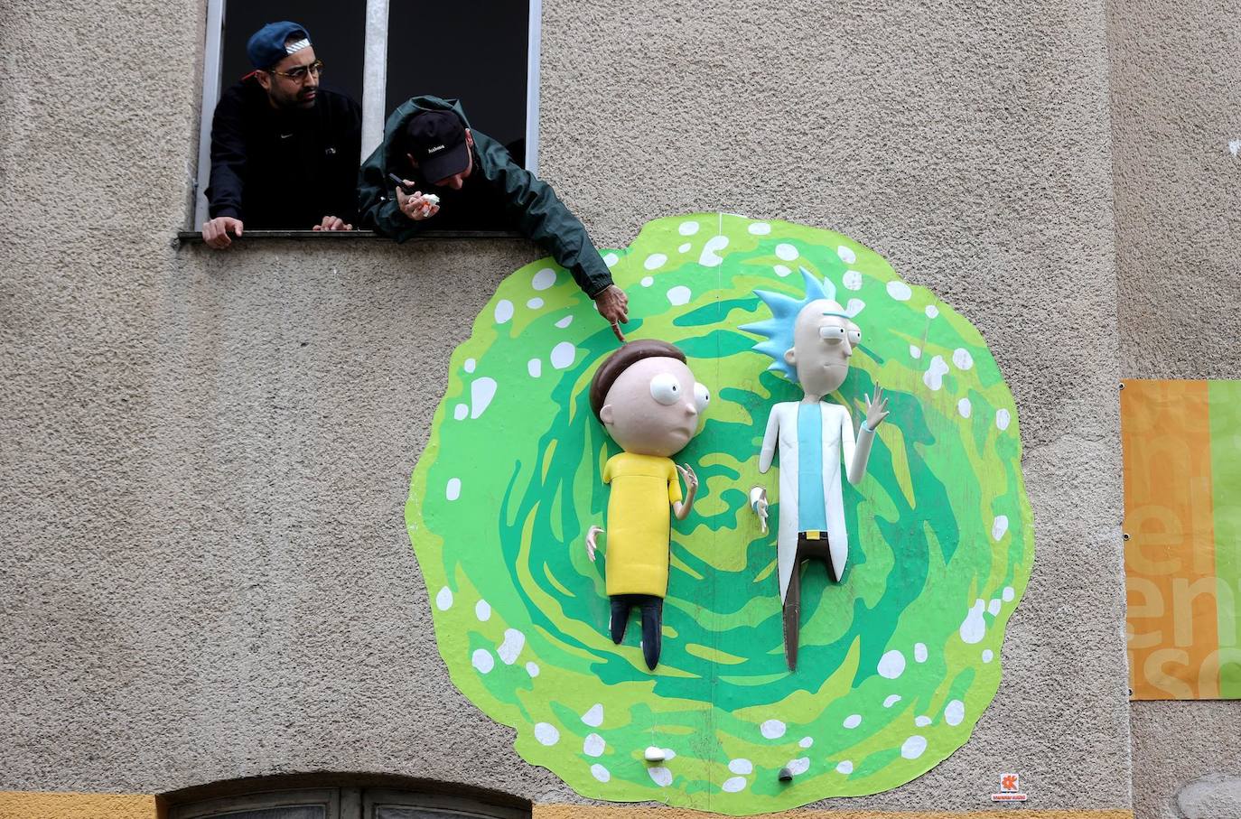 Aytekin Gezici y Dogukan Gungor, miembros del Onaranlar Kulubu (The Fixers Club), miran su instalación 'Rick Morty', situada en un edificio de Allerweltshaus Köln e.V. en Colonia, Alemania. 'Onaranlar Kulubu' (The Fixer Club), un colectivo de artistas en Estambul, transforma los espacios urbanos que han sido abandonados o parecen rotos, dándoles una nueva oportunidad de vida. Con el objetivo de hacer que las ciudades y las comunidades sean más sostenibles, los Fixers utilizan el lienzo congestionado y caótico de Estambul para hacer llamativas instalaciones callejeras para que miles de personas las vean todos los días. 