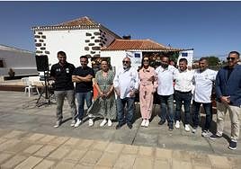 Políticos y cocineros participantes, en la presentación de la feria gastronómica en Villaverde.