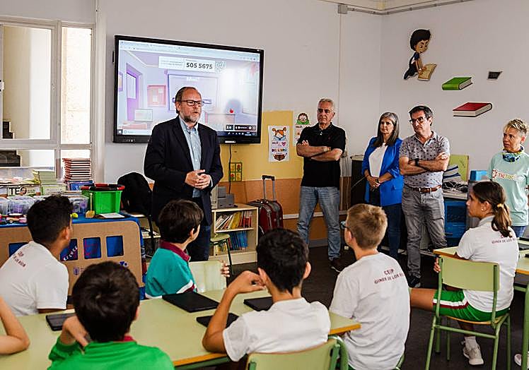 Imagen principal - Ramírez se dirigió al alumnado antes del inicio del taller.