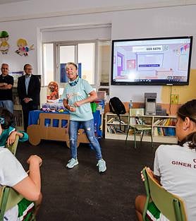 Imagen secundaria 2 - Ramírez se dirigió al alumnado antes del inicio del taller.