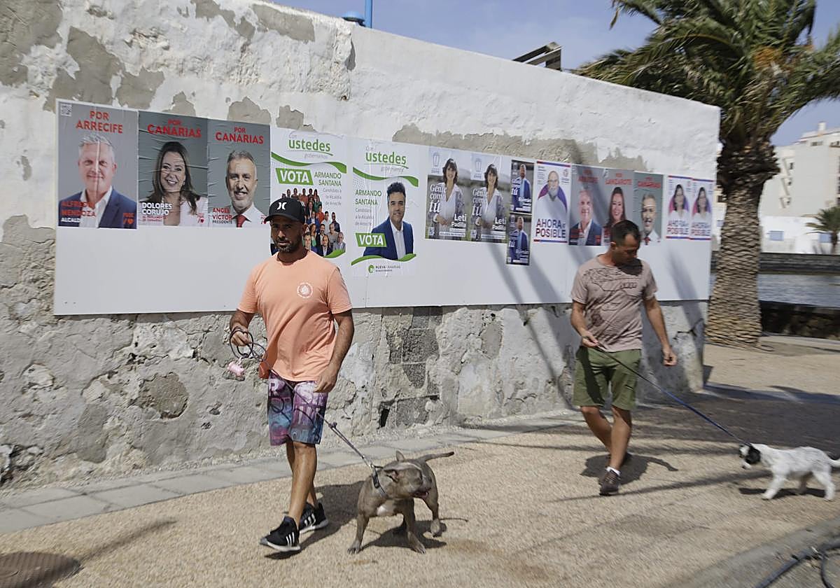 Carteles electorales el viernes en Arrecife.