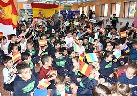 Imagen de la ceremonia de votación este viernes en el CEIP Elvira Vaquero de Valsequillo.