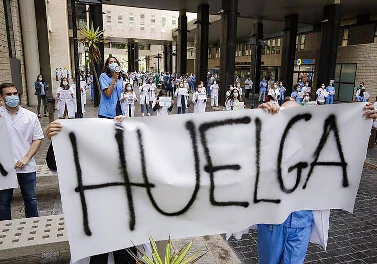 Imagen de archivo de una huelga de médicos temporales.