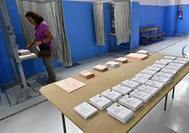 Imagen de archivo de una mujer preparando su voto en la capital grancanaria.