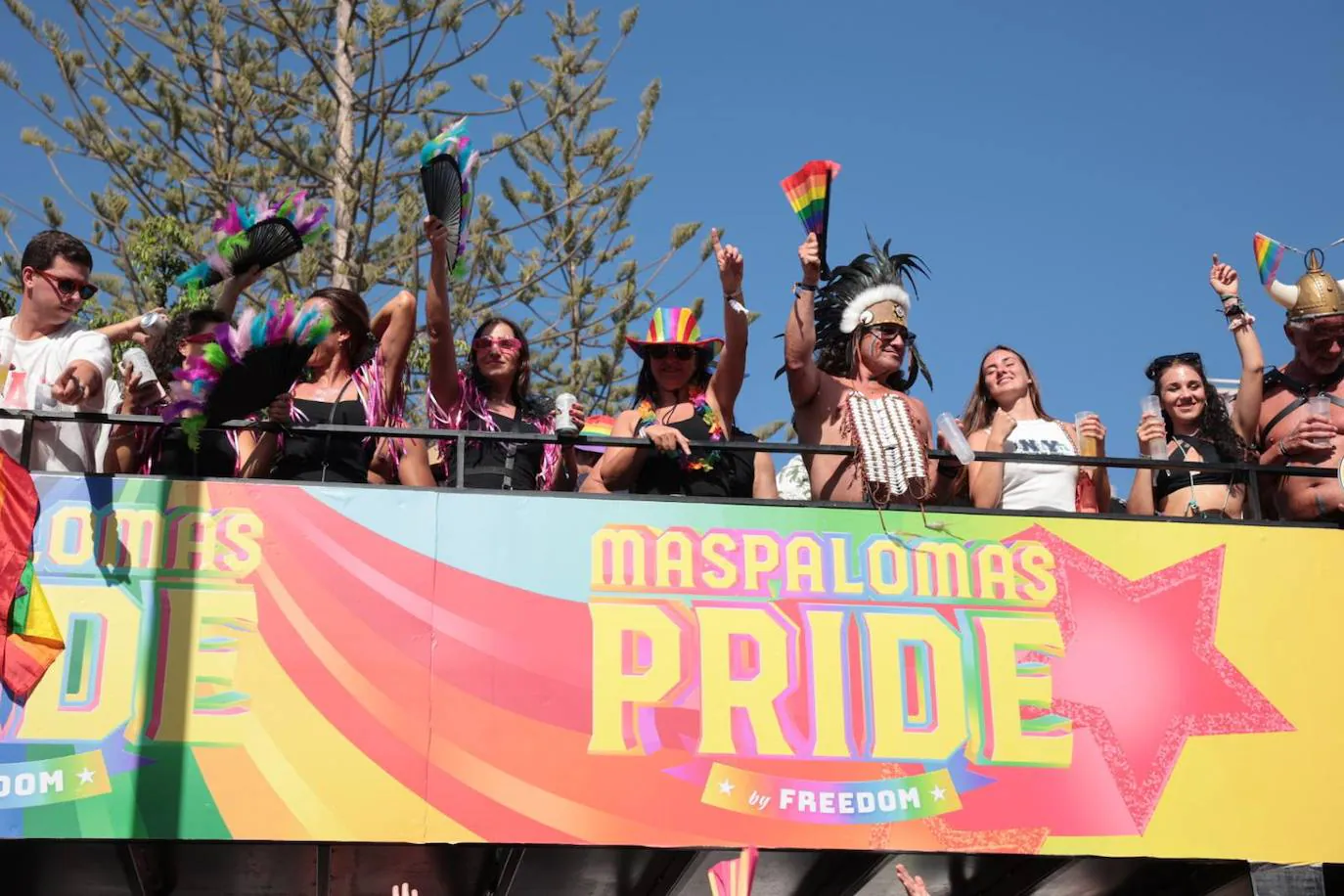 La multitudinaria cabalgata del Maspalomas Pride, en imágenes