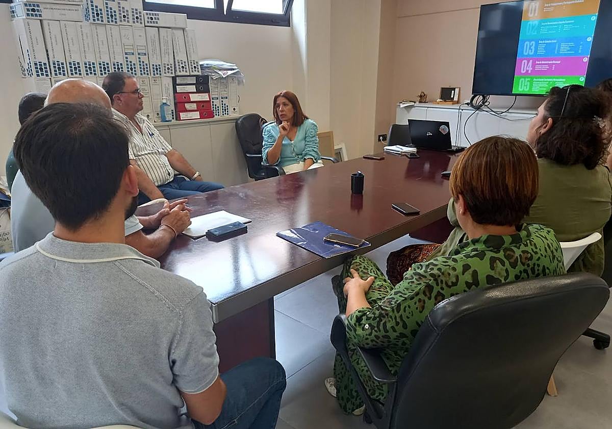 Carmen Hernández traslada las medidas económicas y sociales para el próximo mandato