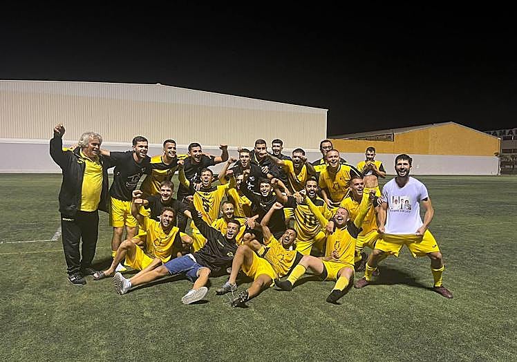 El equipo celebra el ascenso después de vencer 1-3 a Los Nidillos.