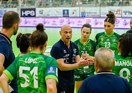 Juan Moreno, entrenador del equipo teldense, instruyendo a sus jugadoras.