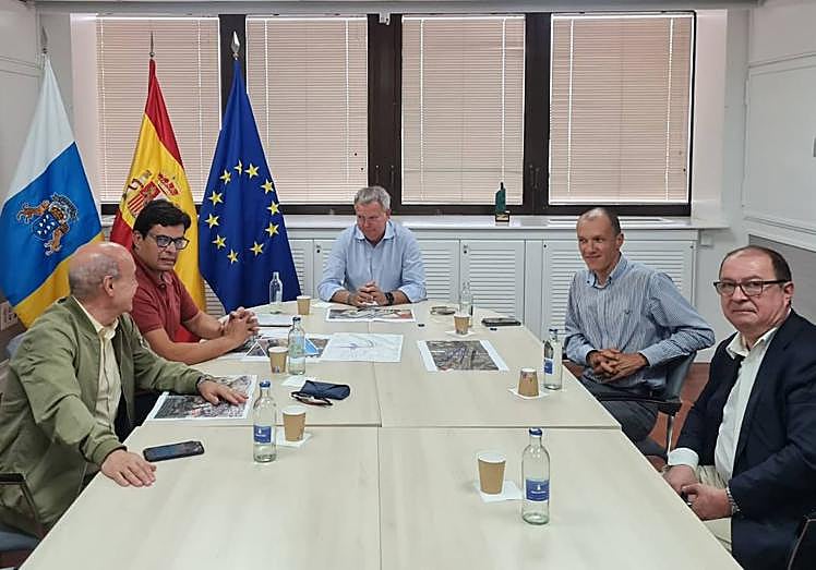 Reunión de los vecinos, comerciantes y empresarios con el consejero Sebastián Franquis.