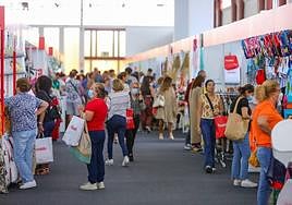 Imagen del público haciendo compras en la última edición de Fisaldo.