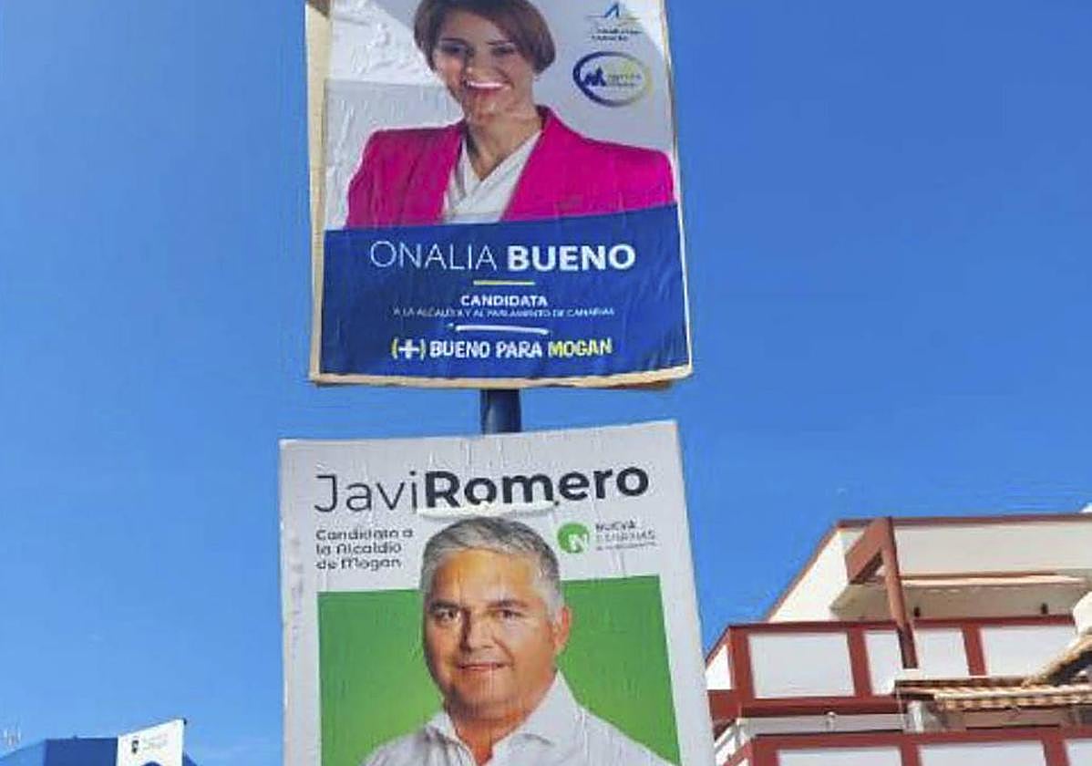 Farola con cartelería de Juntos por Mogán y de NC.