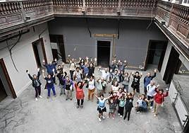 Asistentes a la visita a la antigua Sala Cuasquías y futura Casa Común.