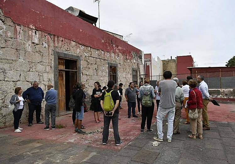 Representantes de los colectivos de la Casa Común en la terraza del edificio.