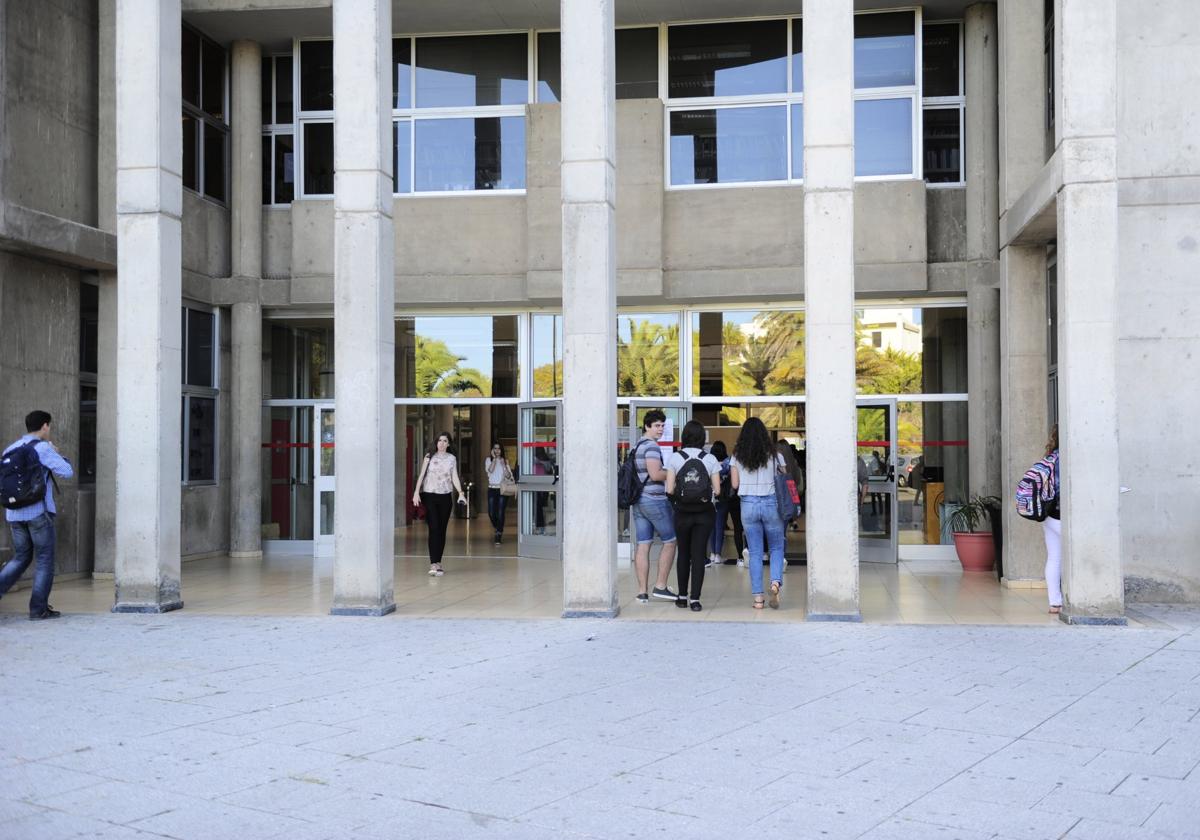 Imagen de archivo de alumnado en el campus de Tafira de la ULPGC.