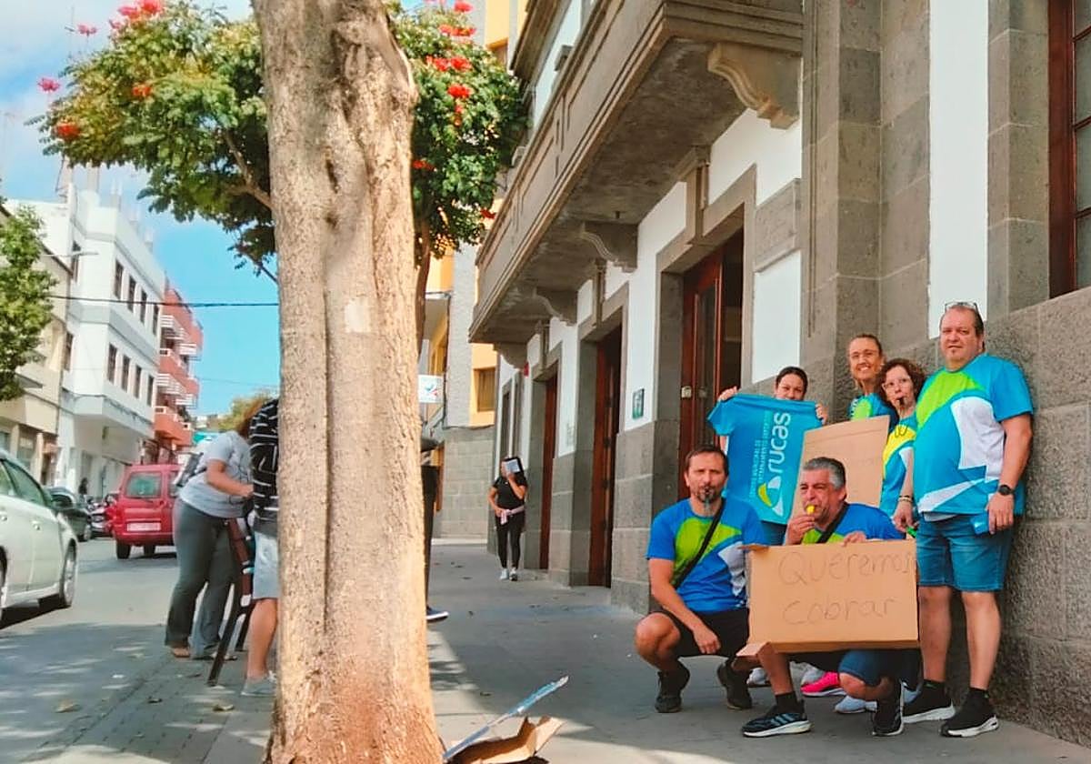Un grupo de trabajadores del CDA se manifiesta ante la puerta del Ayuntamiento de Arucas.