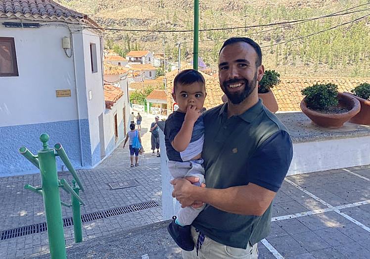Jorge Espinosa, junto a su hijo, en la plaza de Fataga.