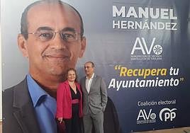 Manuel Hernández, el entonces líder de la candidatura, junto a la que era su número dos, Lucía Rodríguez, luego expulsada de la lista.