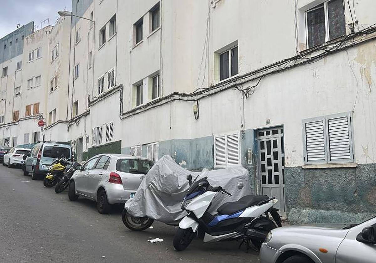 Imagen de la fachada del edificio donde acabaron con la vida de la víctima, en Zárate.