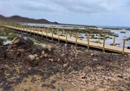 La nueva pasarela de madera, con la marea llena inundando Las Lagunitas.