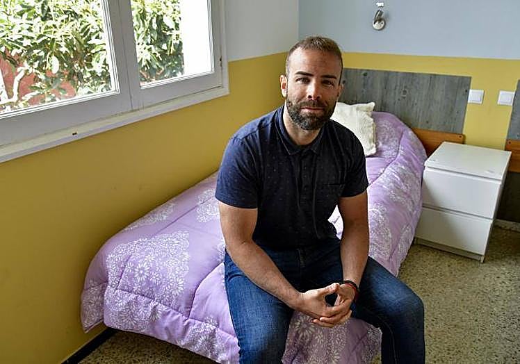 Pablo Cabrera sentado en una de las camas de la residencia sociosanitaria.