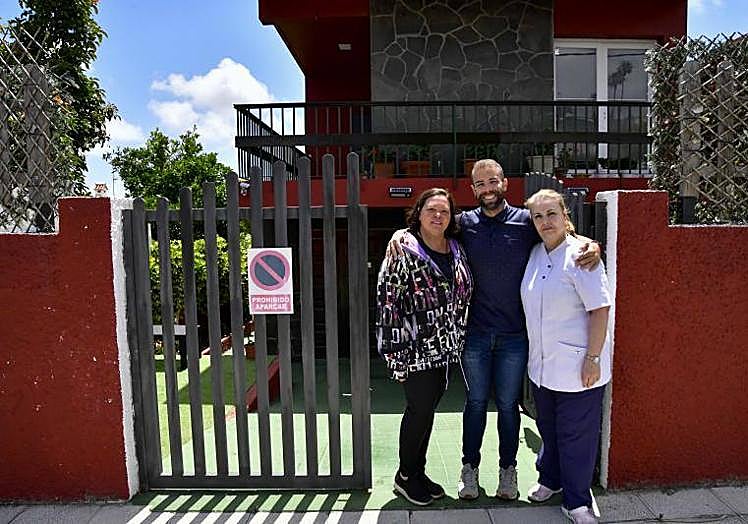 Ana Solsona, Paco Cabrera y una trabajadora del centro, en la puerta del hogar.
