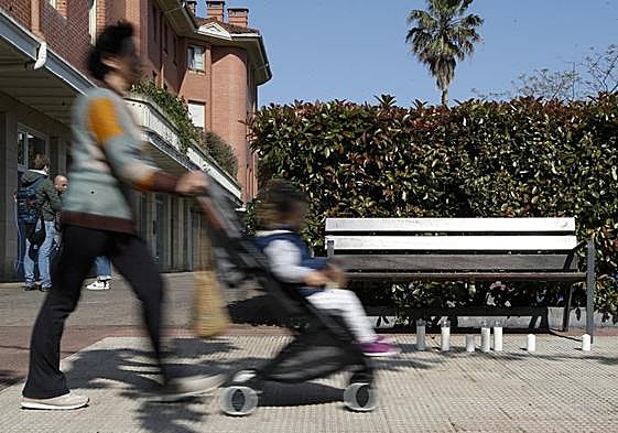 Imagen del banco donde fue asesinada la víctima de Orio (Euskadi), donde la gente ha puesto velas.