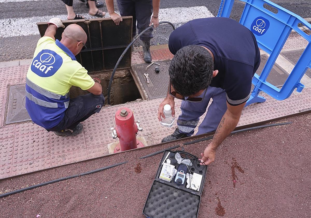 Trabajadores del CAAF y de una empresa externa controlan la calidad del agua potable en el centro de Puerto del Rosario tras la rotura del lunes que coincidió con una posible infiltración de aguas negras.