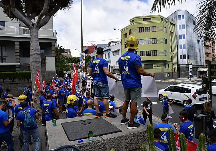Unos 120 agentes de los 230 de la plantilla participaron en la concentración ante el Cabildo.