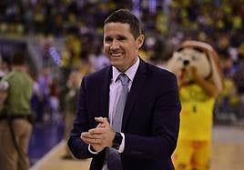 Jaka Lakovic festeja el título de campeón de la EuroCup en el vestuario del Gran Canaria Arena.