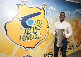 Sitapha Savané, con el trofeo de la EuroCup ganada recientemente.