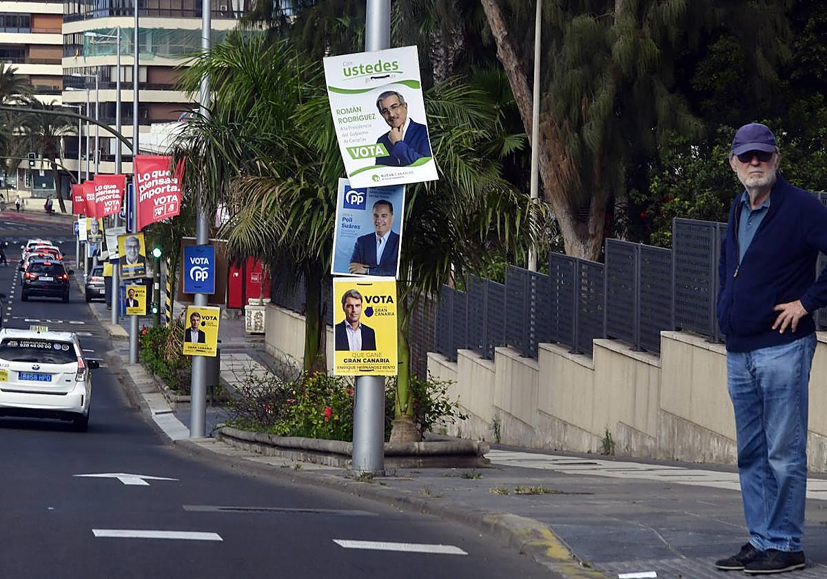 Imagen de una calle plagada de carteles electorales.