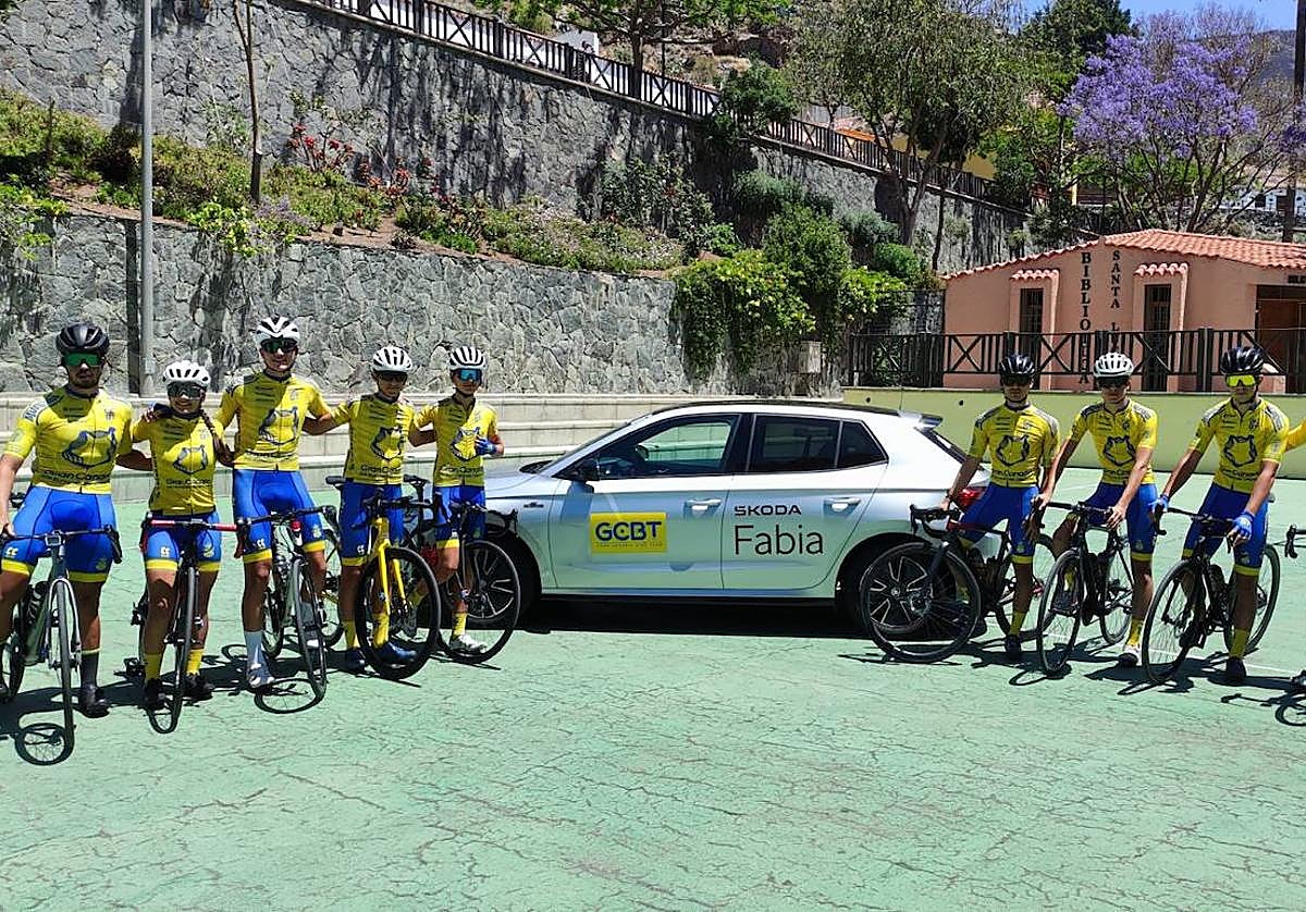 Componentes del equipo con su nuevo coche de asistencia.