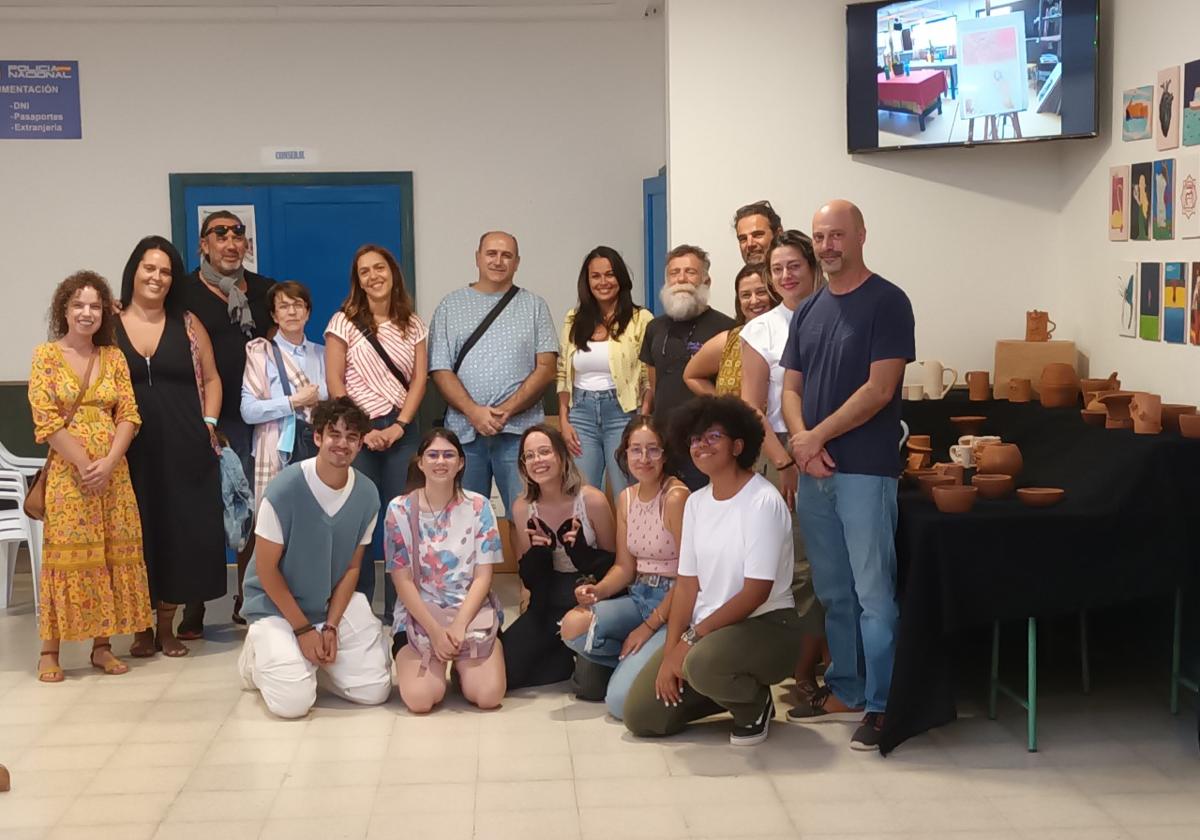 Los alumnos, el profesorado y la concejala de Cultura, Nélida Palida, en la exposición.