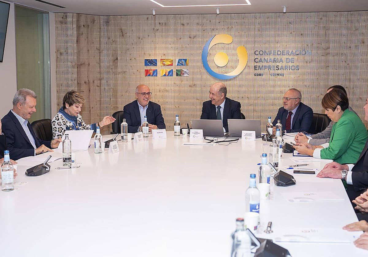 Un momento de la reunión del candidato de NC al Cabildo con la patronal de Las Palmas.