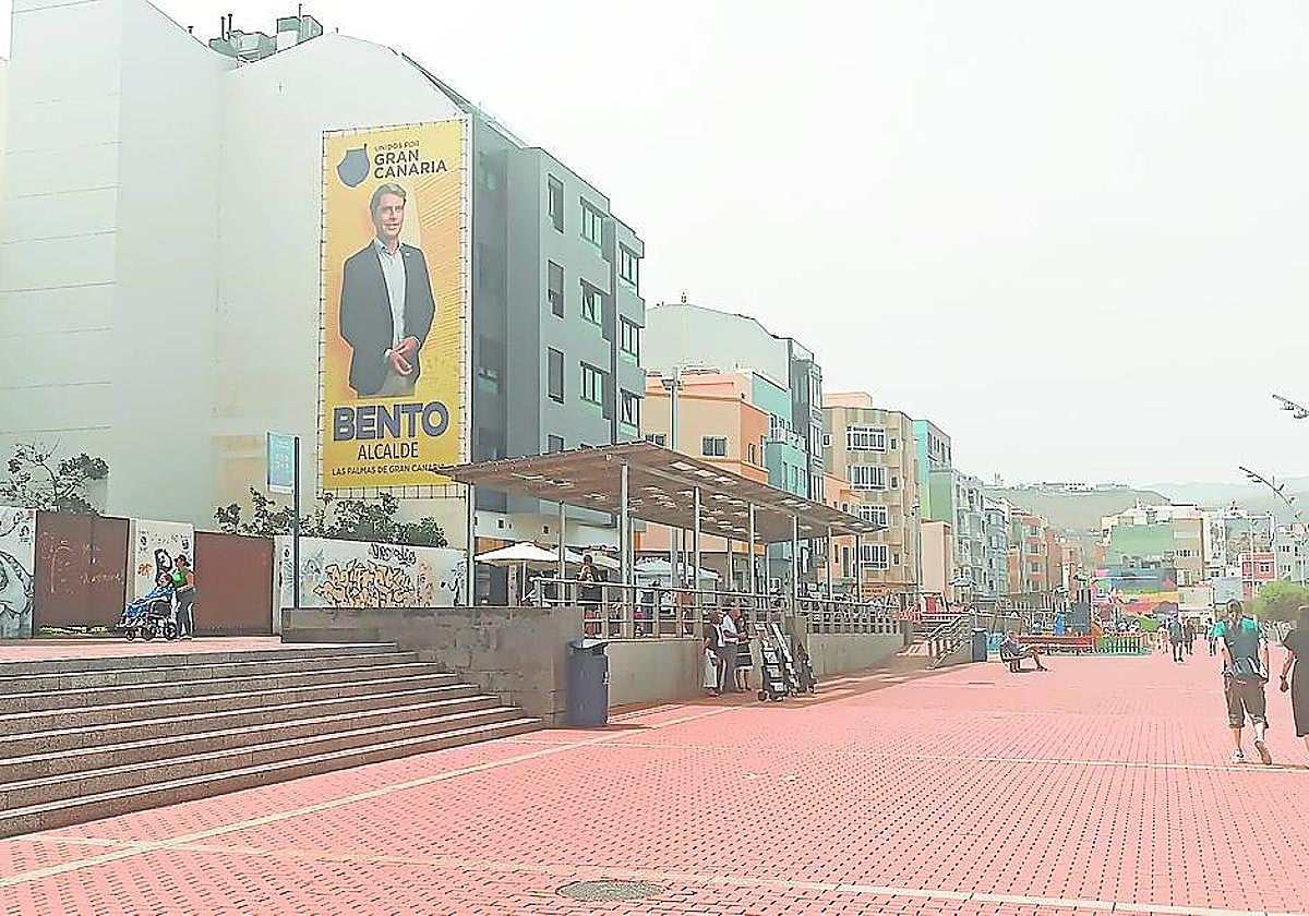 Lonas electorales gigantes afeando el paseo de Las Canteras.