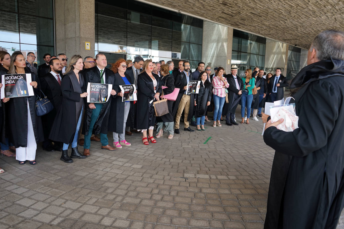 Los letrados del turno piden mejoras y censuran la actitud de un juez
