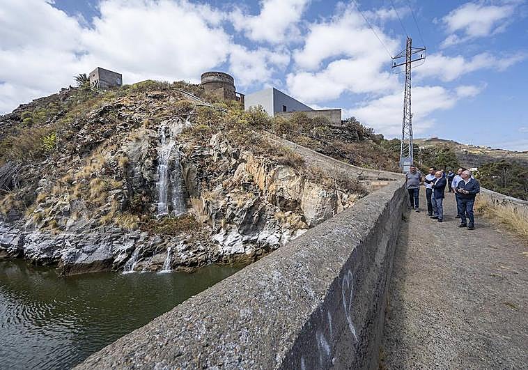 Agua desalada en la costa de Guía entrando en la presa de Las Garzas.